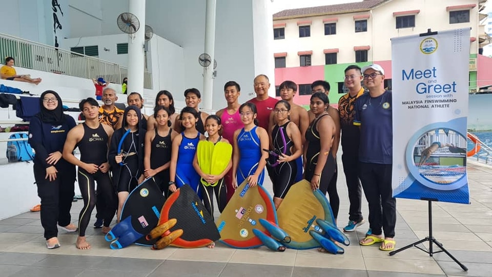 In this group photograph, Zara Aleesya Muhamad Suadi is seen holding a yellow monofin. – Malaysian Finswimming Facebook pic, May 1, 2023